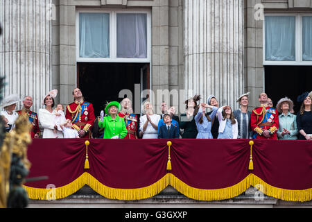 Londra, Regno Unito. 11 giugno 2016. La famiglia reale si erge sul balcone di Buckingham Palace per guardare un fly passato della Royal Air Force velivoli durante la Queen's novantesimo compleanno. Wiktor Szymanowicz/Alamy Live News Foto Stock