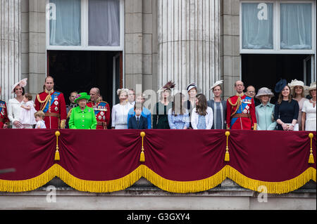 Londra, Regno Unito. 11 giugno 2016. La famiglia reale si erge sul balcone di Buckingham Palace durante il Queen's novantesimo compleanno. Wiktor Szymanowicz/Alamy Live News Foto Stock