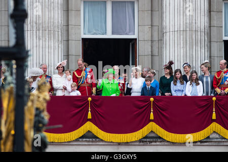 Londra, Regno Unito. 11 giugno 2016. Queen Elizabeth II saluta i partecipanti di Trooping la parata di colori dal balcone di Buckingham Palace . Wiktor Szymanowicz/Alamy Live News Foto Stock