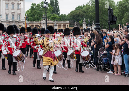 Londra, Regno Unito. 11 giugno 2016. Una banda dalla divisione di uso domestico gioca marzo militari durante il Trooping il colore evento annuale. Wiktor Szymanowicz/Alamy Live News Foto Stock