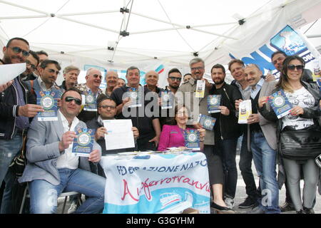 Napoli, Italia. 14 Maggio, 2016. Renata Polverini promuove la petizione su emendamenti all'articolo 62 della legge del 9 aprile 2008, n. 81, con i mezzi di trasporto pubblico di lavoratori. © Salvatore Esposito/Pacific Press/Alamy Live News Foto Stock