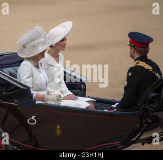 Horse Guards Parade, Londra, Regno Unito. 11 Giugno 2016. La Duchessa di Cornovaglia, la Duchessa di Caterina di Cambridge e il Principe Harry arrivano a Horse Guards nella processione reale. Credit: Malcolm Park/Alamy Live News. Foto Stock