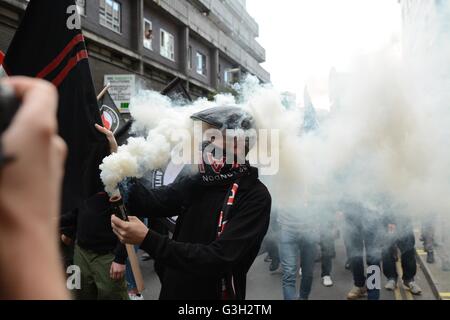 Londra, Regno Unito. 24 Giugno, 2016. Pro-Europa e migrante rally tenutasi a Londra. Il fumo inghiotte la strada. Credito: Marc Ward/Alamy Live News Foto Stock