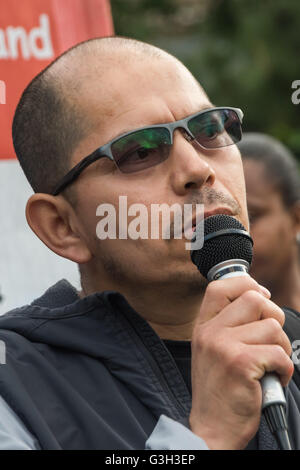 Londra, Regno Unito. Il 24 giugno 2016. Juan da Ecuador, uno dei pulitori prendendo parte al UVW sciopero dei lavoratori latino-americano a 100 Legno St parla al rally in Altab Ali Park il giorno dopo che il Regno Unito ha votato per lasciare l'Unione europea contro il razzismo e per i diritti dei migranti e contro la violenza fascista. Egli annuncia che egli sarà in sciopero della fame dal 4 luglio se nessuna soluzione è raggiunto. I manifestanti dicono che la migrazione e gli immigrati sono stati aggrediti e scapegoated non solo da entrambi rimangono e lasciare le campagne ma dai principali partiti e media per più di venti anni, addensarsi l'odio insistendo immigra Foto Stock