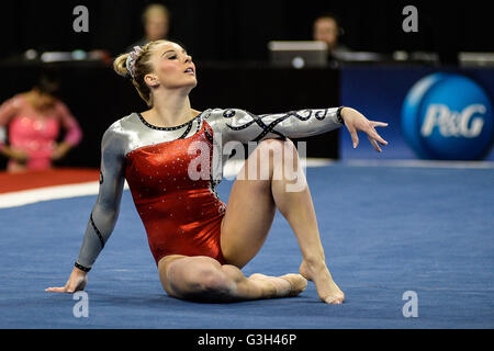 Louis, Missouri negli Stati Uniti d'America. Il 24 giugno 2016. MYKAYLA SKINNER compete sul pavimento durante la prima giornata di gara del 2016 P & G Campionati di ginnastica svoltosi a Chaifetz Arena, St. Louis, Missouri. Credito: Amy Sanderson/ZUMA filo/Alamy Live News Foto Stock