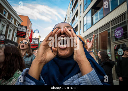 Londra, UK, UK. Il 24 giugno 2016. Una donna che indossa un hijab urla slogan come ella marche da East London alla News Corporation HQ per protestare contro una serie di articoli che rendono isterico attacchi contro i rifugiati e i richiedenti asilo. © Velar concedere/ZUMA filo/Alamy Live News Foto Stock