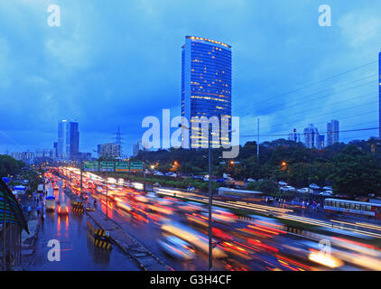 Mumbai, Maharashtra, India. Il 24 giugno 2016. 24 Giugno 2016 - Mumbai - India:.Mumbai Skyline con grattacieli e traffico durante il monsone di stagione piovosa.L'economia indiana è fortemente dipendente dalla monsoni. © Subhash Sharma/ZUMA filo/Alamy Live News Foto Stock