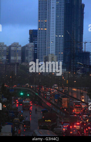 Mumbai, Maharashtra, India. Il 24 giugno 2016. 24 Giugno 2016 - Mumbai - India:.Mumbai Skyline con grattacieli e traffico durante il monsone di stagione piovosa.L'economia indiana è fortemente dipendente dalla monsoni. © Subhash Sharma/ZUMA filo/Alamy Live News Foto Stock