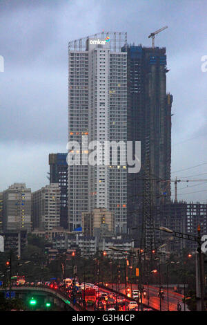 Mumbai, Maharashtra, India. Il 24 giugno 2016. 24 Giugno 2016 - Mumbai - India:.Mumbai Skyline con grattacieli e traffico durante il monsone di stagione piovosa.L'economia indiana è fortemente dipendente dalla monsoni. © Subhash Sharma/ZUMA filo/Alamy Live News Foto Stock