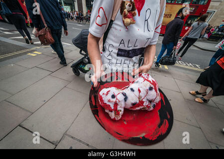 Centinaia di persone marciava attraverso il centro di Londra all ambasciata cinese per protestare contro la crudele Festival di carne in Yulin, provincia di Guangxi in Cina durante il Solstizio d'estate in giugno. La festa dura circa dieci giorni durante i quali si è stimato 10.000. Il 24 giugno 2016. 15.000 i cani sono uccisi e consumati molti di loro di essere rubati animali domestici e correnti vaganti. © Velar concedere/ZUMA filo/Alamy Live News Foto Stock