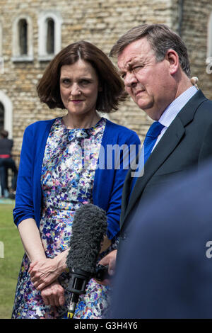 Londra, Regno Unito. Il 24 giugno 2016. Theresa Villiers, Segretario di Stato per l'Irlanda del Nord, parla di media circa il Regno Unito il voto referendario a lasciare l'Unione europea. Credito: Mark Kerrison/Alamy Live News Foto Stock