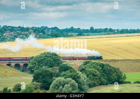 A Uppingham, Northamptonshire, Regno Unito. Il 25 giugno, 2016. Flying Scotsman locomotore cale carrelli attraverso il Northamptonshire campagna di fronte a Uppingham, Inghilterra, durante un giorno di viaggio da Londra a York e torna su sabato 25 giugno 2016. Credito: miscellanea/Alamy Live News Foto Stock