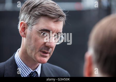 Londra, Regno Unito. Il 24 giugno 2016. Giacobbe Rees-Mogg, conservatori MP per il Nord Est Somerset, parla ai media in seguito al Regno Unito il voto referendario a lasciare l'Unione europea. Credito: Mark Kerrison/Alamy Live News Foto Stock