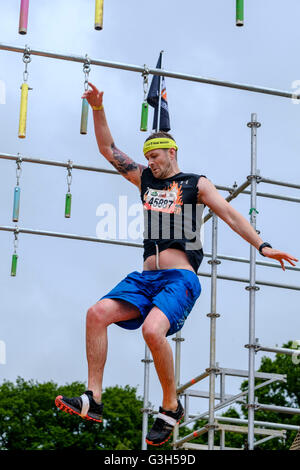 Il castello di Drumlanrig, Scozia, 25 giugno 2016. Azione nel 2016 dura sfida Mudder nel parco del castello di Drumlanrig, Dumfries and Galloway, Scozia. Credito: Andrew Wilson/Alamy Live News Foto Stock