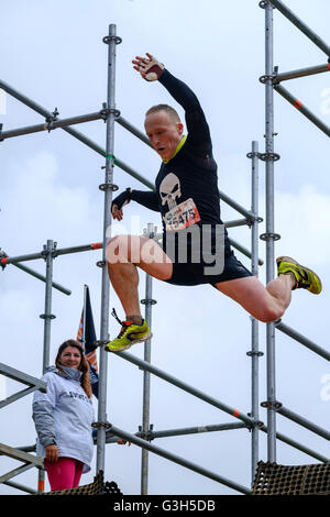 Il castello di Drumlanrig, Scozia, 25 giugno 2016. Azione nel 2016 dura sfida Mudder nel parco del castello di Drumlanrig, Dumfries and Galloway, Scozia. Credito: Andrew Wilson/Alamy Live News Foto Stock