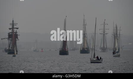 Kiel, Germania. Il 25 giugno, 2016. Le navi a vela di tutte le dimensioni sulla loro strada verso il Mar Baltico sul fiordo di Kiel, Germania, 25 giugno 2016. Durante il penultimo giorno di Kieler Woche festival, circa 100 navi hanno partecipato alla tradizionale Windjammer parade. Foto: CARSTEN REHDER/dpa/Alamy Live News Foto Stock