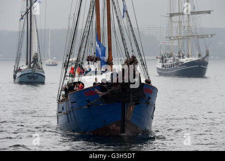 Kiel, Germania. Il 25 giugno, 2016. Le navi a vela di tutte le dimensioni sulla loro strada verso il Mar Baltico sul fiordo di Kiel, Germania, 25 giugno 2016. Durante il penultimo giorno di Kieler Woche festival, circa 100 navi hanno partecipato alla tradizionale Windjammer parade. Foto: CARSTEN REHDER/dpa/Alamy Live News Foto Stock