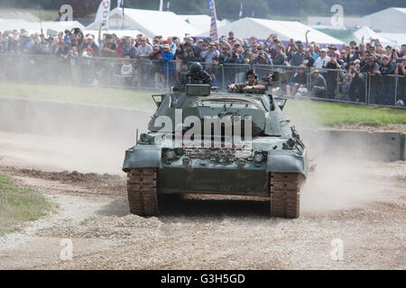 Bovington, Dorset, Regno Unito. Il 25 giugno 2016. Militari Tankfest show. Leopard1 serbatoio nella Tankfest mostrano arena con la folla. Foto Stock