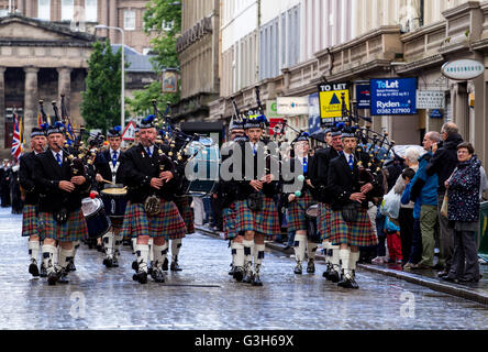 Dundee, Tayside, Scotland, Regno Unito. 25 giugno 2016. Celebrazioni il supporto di passato, presente e futuro i membri delle forze armate che ha avuto luogo in un momento precedente della giornata odierna. Il principale obiettivo della manifestazione è stata la parata militare fatta di contingenti di locali forze di riserva, veterano associazioni e cadetti, che hanno sfilato da Dundee High School a 12.30 verso il basso la riforma Street per la piazza della citta'. Credito: Dundee fotografico / Alamy Live News Foto Stock