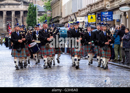 Dundee, Tayside, Scotland, Regno Unito. 25 giugno 2016. Celebrazioni il supporto di passato, presente e futuro i membri delle forze armate che ha avuto luogo in un momento precedente della giornata odierna. Il principale obiettivo della manifestazione è stata la parata militare fatta di contingenti di locali forze di riserva, veterano associazioni e cadetti, che hanno sfilato da Dundee High School a 12.30 verso il basso la riforma Street per la piazza della citta'. Credito: Dundee fotografico / Alamy Live News Foto Stock