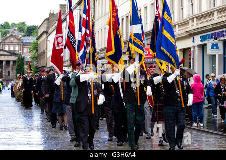 Dundee, Tayside, Scotland, Regno Unito. 25 giugno 2016. Celebrazioni il supporto di passato, presente e futuro i membri delle forze armate che ha avuto luogo in un momento precedente della giornata odierna. Il principale obiettivo della manifestazione è stata la parata militare fatta di contingenti di locali forze di riserva, veterano associazioni e cadetti, che hanno sfilato da Dundee High School a 12.30 verso il basso la riforma Street per la piazza della citta'. Credito: Dundee fotografico / Alamy Live News Foto Stock