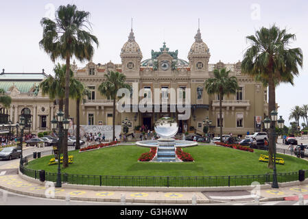 Monaco, Monaco. 8 Giugno, 2016. Il casino de Monte Carlo sorge in Monaco, Monaco, 8 giugno 2016. La città francese di stato sulla costa mediterranea è il secondo stato più piccolo del mondo, ma ha la più alta densità di popolazione. Foto: Soeren Stache/ZB - nessun filo SERVICE -/dpa/Alamy Live News Foto Stock