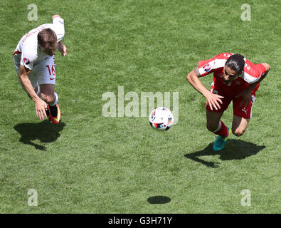 Saint Etienne, Francia. Il 25 giugno, 2016. Svizzera di Ricardo Rodriguez(R) compete durante l'Euro 2016 round di sedici partita di calcio tra la Svizzera e la Polonia in Saint-Etienne il 25 giugno 2016. (Xinhua/Bai Xuefei) Credito: Xinhua/Alamy Live News Foto Stock