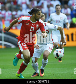 Saint Etienne, Francia. Il 25 giugno, 2016. Svizzera di Ricardo Rodriguez(L) compete durante l'Euro 2016 round di sedici partita di calcio tra la Svizzera e la Polonia in Saint-Etienne il 25 giugno 2016. Credito: Xinhua/Alamy Live News Foto Stock