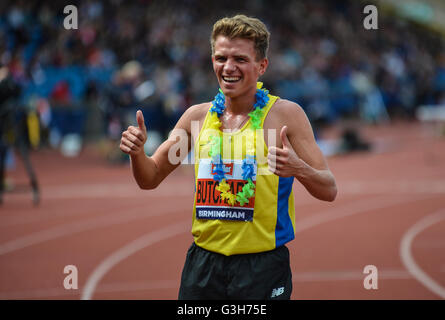 Alexander Stadium, Birmingham, Regno Unito. Il 25 giugno, 2016. British Athletics Championships. Andrew Butchart festeggia conquistando la 5000m finale. Credito: Azione Sport Plus/Alamy Live News Foto Stock