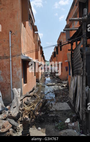 Chennai, India. Xvii Sep, 2015. Case nella zona residenziale di kannagi Nagar servono per il reinsediamento delle persone che vivevano in baraccopoli che era stata distrutta nel 2004 a Chennai, India, 17 settembre 2015. Foto: Friederike Heine/dpa/Alamy Live News Foto Stock