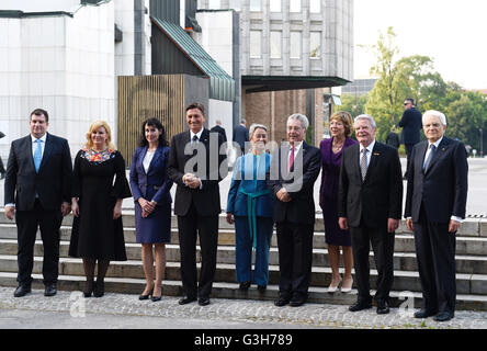 Il presidente croato Kolinda Grabar-Kitarovic e suo marito Jakov Kitarovic (l-r), presidente sloveno Borut Pahor e sua moglie Tanja Pecar, il Presidente austriaco Heinz Fischer e sua moglie Margit, Presidente tedesco Joachim Gauck e la sua compagna Daniela Schadt e Presidente Italiano Sergio Mattarella che posano per una foto di gruppo a Ljubljana, Slovenia, 24 giugno 2016. I cinque giorni del viaggio del presidente tedesco Gauck termina con la celebrazione ufficiale della fondazione dello stato e il venticinquesimo anniversario dell indipendenza della Repubblica di Slovenia. Foto: RAINER JENSEN/dpa Foto Stock