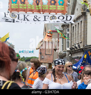 Penzance, Cornwall, Regno Unito. Il 24 giugno 2016. Alla fine dell'Golowan ( Cornish per la Festa di mezza estate) festival a Penzance è il giorno Mazey parate, dove le scuole locali e le organizzazioni che sfilano per il centro città. Credito: Simon Maycock/Alamy Live News Foto Stock