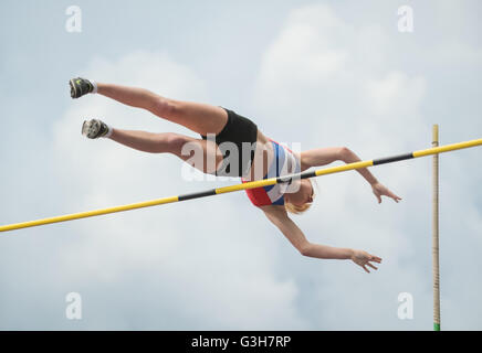 Atleta Jessica Swannack facendo la pole vault a Birmingham Alexander Stadium 2016 Foto Stock