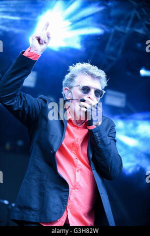 Giugno 24, 2016 - Londra, Sud Ovest, Regno Unito - Tom Bailey, membro della band di Thompson Twins esegue in corrispondenza della piega Festival a Fulham Palace di Londra, Regno Unito. (Credito Immagine: © Karyn Bailey via ZUMA filo) Foto Stock