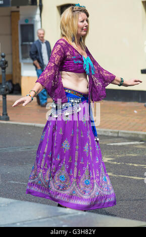 Poole, Dorset, Regno Unito. Il 25 giugno, 2016. La Bellydance Bahara Swanage danzatrice del ventre bellydancer eseguire e intrattenere la folla a Poole Folk sul quay festival Credito: Carolyn Jenkins/Alamy Live News Foto Stock