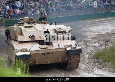 Bovington, Dorset, Regno Unito. Il 25 giugno 2016. Militari Tankfest show. Challenger 1 serbatoio in main arena con folla Credito: Colin C. Hill/Alamy Live News Foto Stock