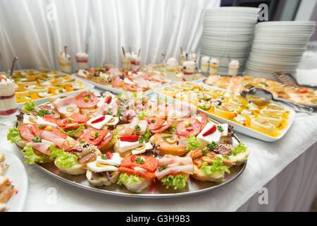 Vista in vari alimenti sul tavolo, un sacco di spuntini freddi sul tavolo del buffet e catering Foto Stock