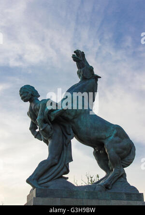 La scultura davanti al parlamento di Belgrado, Serbia Foto Stock