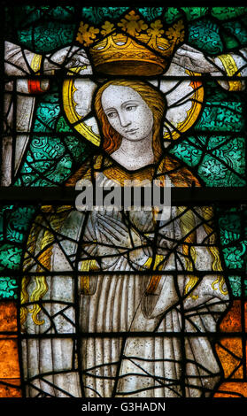 LIER, Belgio - 16 Maggio 2015: Vetrata (1450) in St Gummarus chiesa in Lier, Belgio, raffigurante l'Incoronazione di Ma Foto Stock