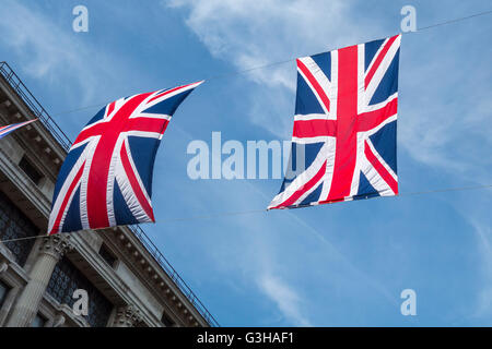 Unione Flags / Union Jack appeso bandiere su Oxford Street, Londra per la regina il compleanno Foto Stock
