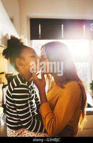 Amorevole Madre baciare bambino nero bella famiglia Foto Stock