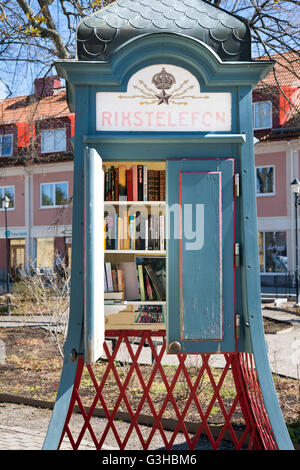 Vecchia cabina telefonica realizzata in una libreria / libro exchange, Trosa, Svezia Foto Stock