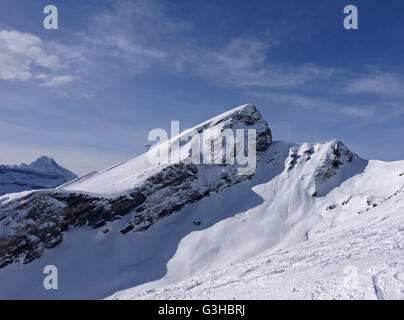 La parte superiore del Lauberhorn montagna sopra Kleine Scheidegg e Wengen Foto Stock