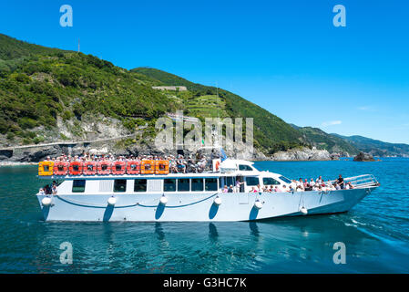 Cinque Terre, Italia - 21 Maggio 2016: turisti travellng da Monterosso al Mare per le altre città della regione Liguria il 21 maggio 20 Foto Stock