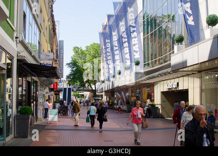 La zona pedonale di fronte Karstadt in Gießen, Germania Foto Stock