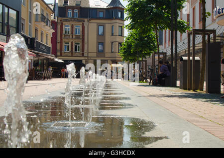 Le fontane di acqua nella zona pedonale dello shopping in Gießen, Germania Foto Stock