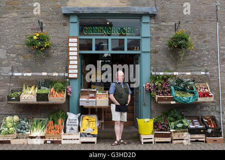 Un tradizionale fruttivendolo sano vendita di frutta e verdura sulla strada in Hay-on-Wye, Galles. Foto Stock