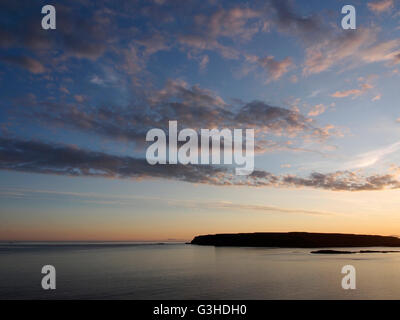 Vista al tramonto verso una lontana Barra da Sanday, canna, Scozia Foto Stock