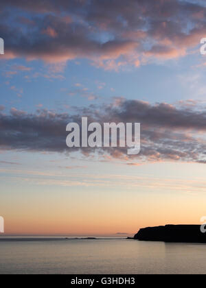 Vista al tramonto verso una lontana Barra da Sanday, canna, Scozia Foto Stock