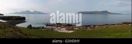 Il rum e di Eigg dalla costa di Isola di Muck, Scozia Foto Stock